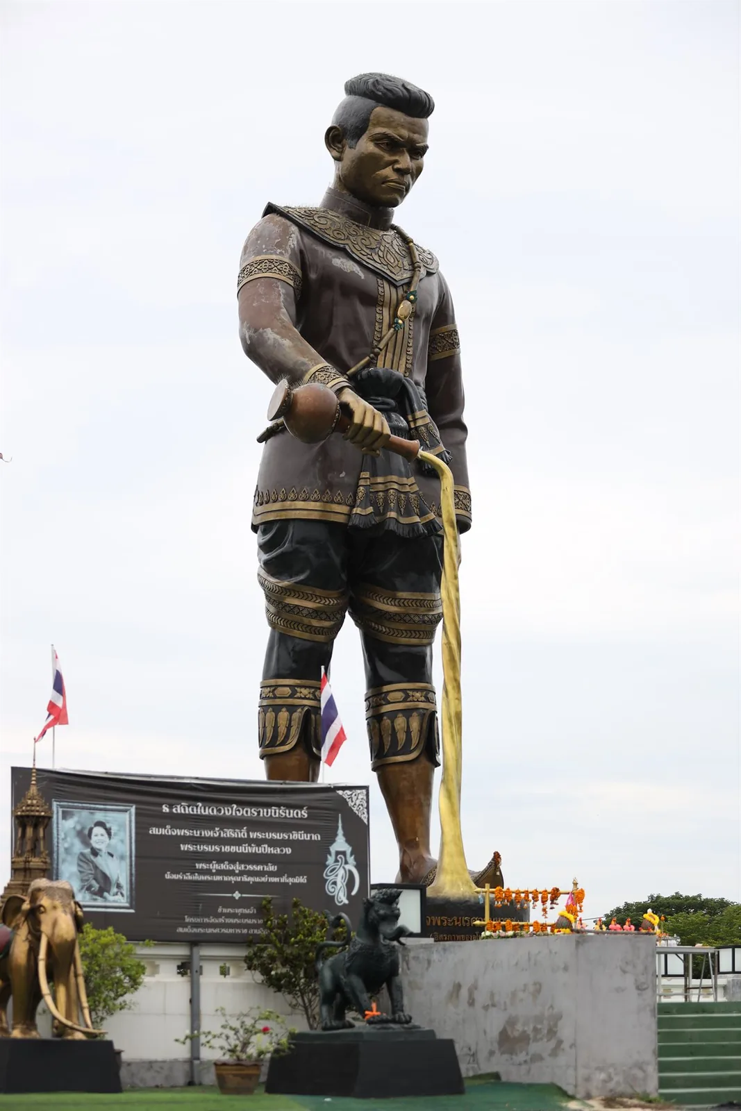 ประติมากรรมสมเด็จพระนเรศวรมหาราช