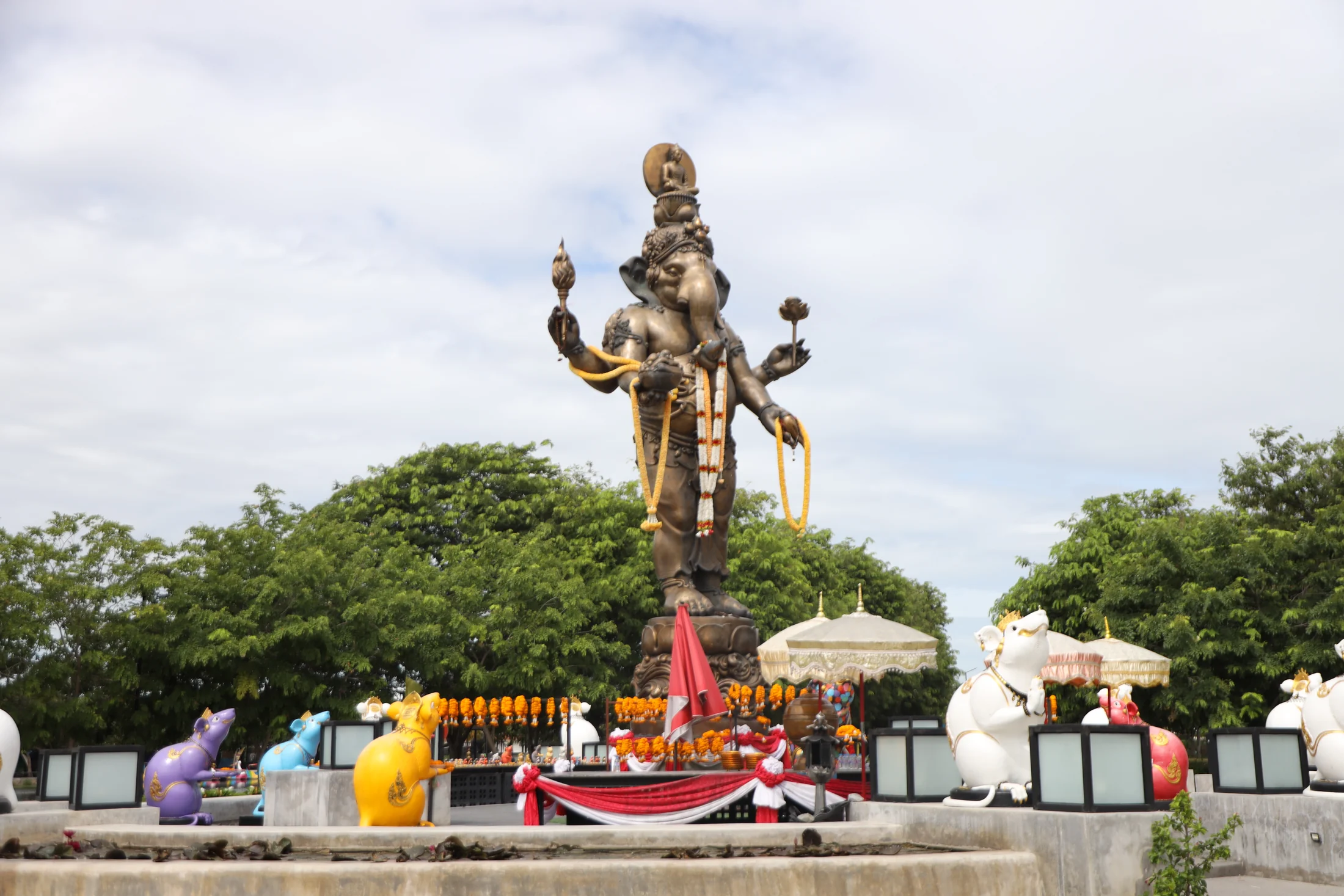 พระพิฆเนศและเครื่องสักการะภายในลานอิสรภาพ ๑๐๙